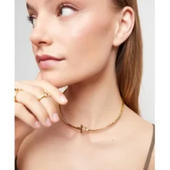 Collar rígido con cierre frontal bañado en oro 18k con topacio blanco