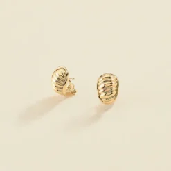 Criollas acabadas en oro con forma de concha. Agatha Paris