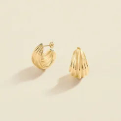 Pendientes de clip acabados en oro y texturizado