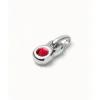 Uno de 50 Charm bañado en plata de ley con cristal rojo.