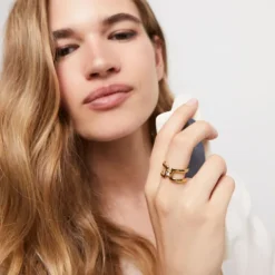 Uno de 50  Uno Anillo doble bañado en oro 18k con topacio blanco - ANI0816BLNORO